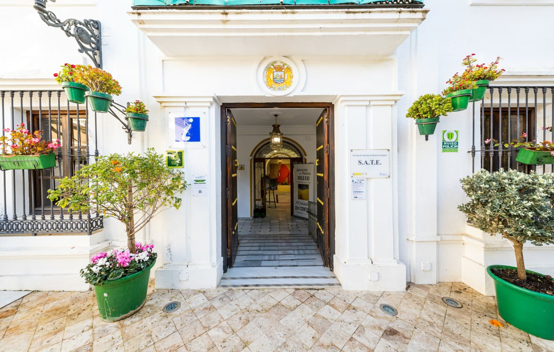 Entrada de la Casa de las Tejerinas de Estepona con el cartel de una exposición de pintura
