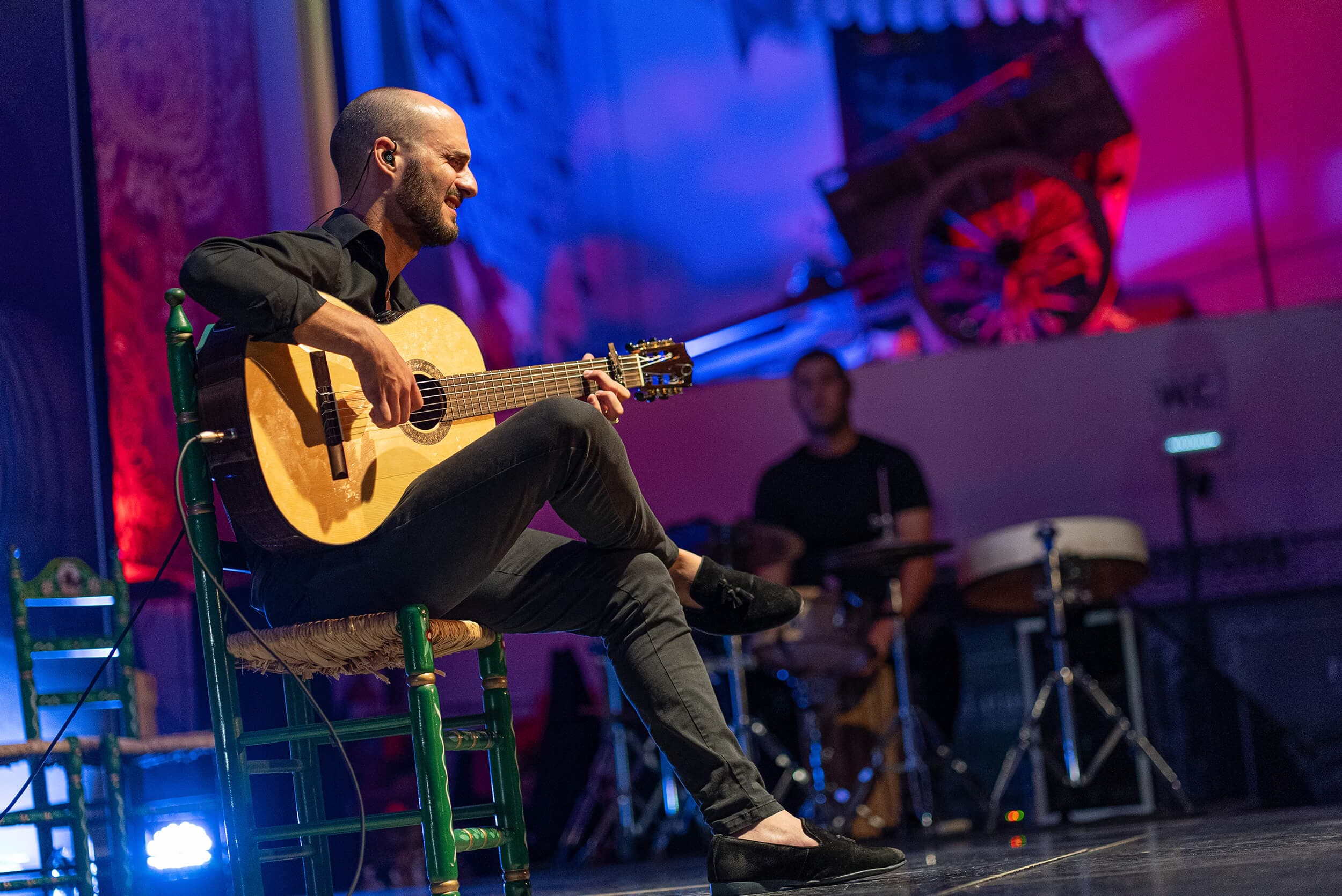Guitarrista flamenco tocando en directo sobre el escenario de Mi Caseta, en el Recinto Ferial de Estepona