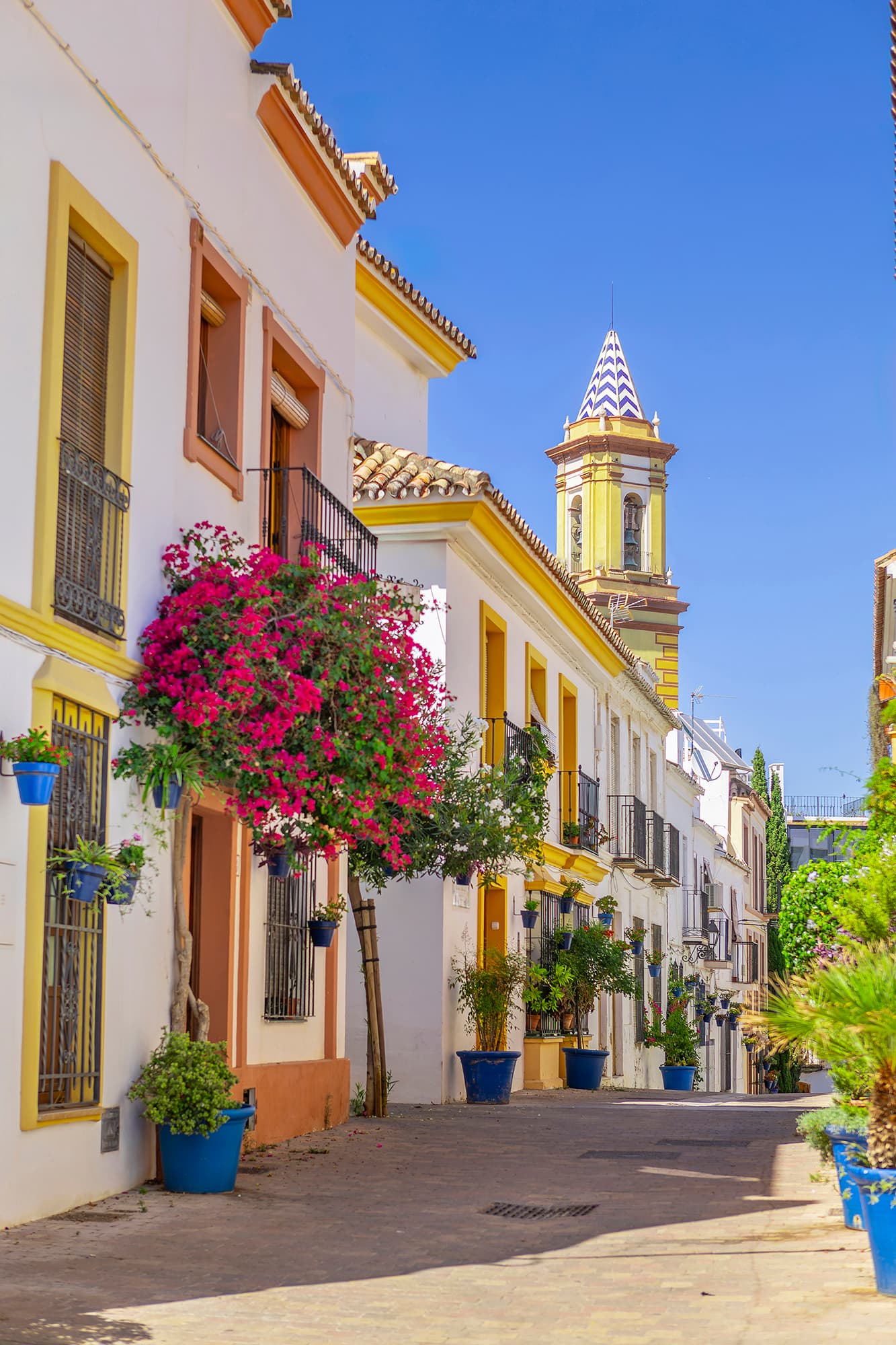 Fachada barroca de la Iglesia de los Remedios en Estepona.