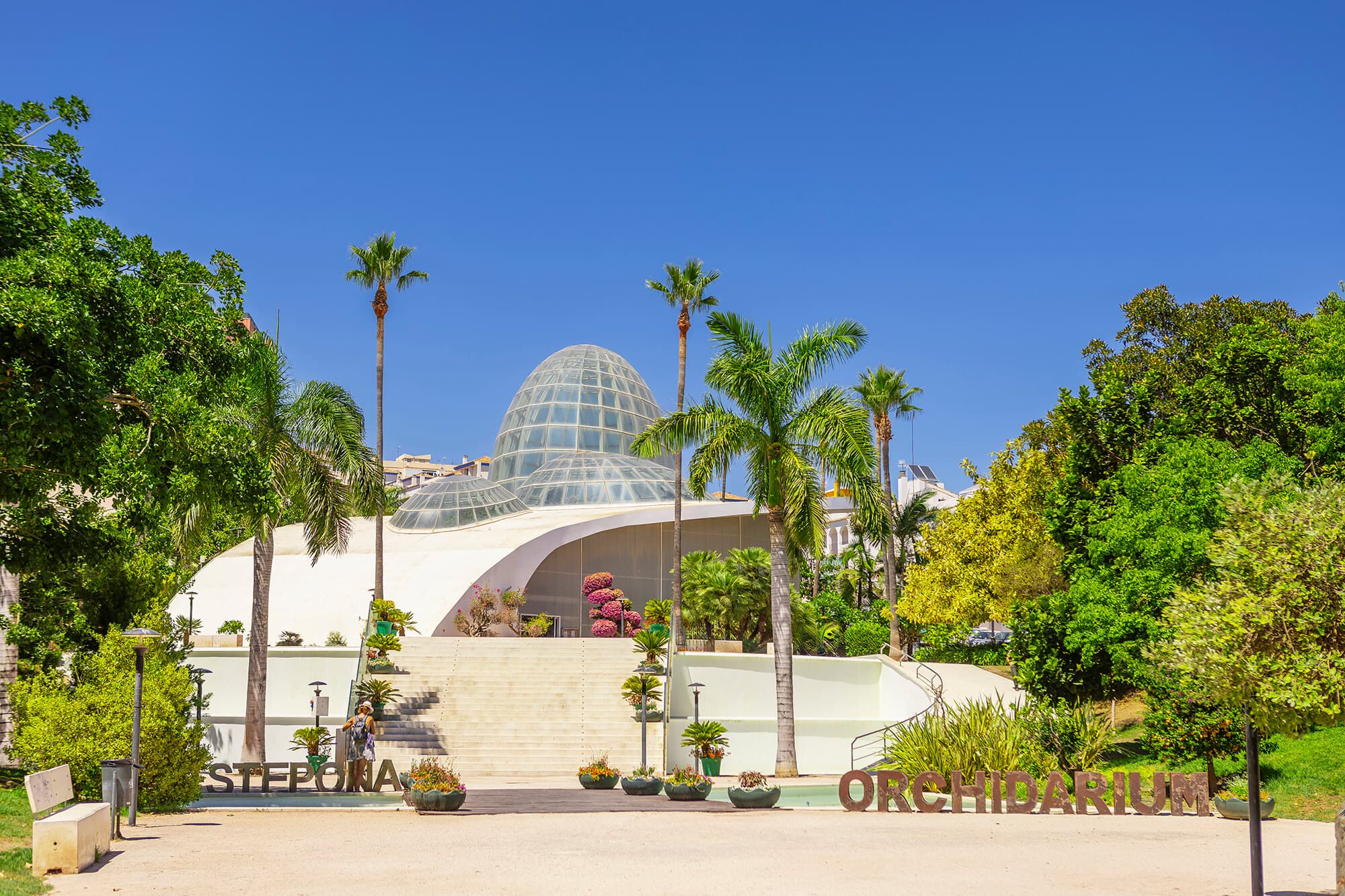 Cúpula del Orquidario de Estepona entre palmeras