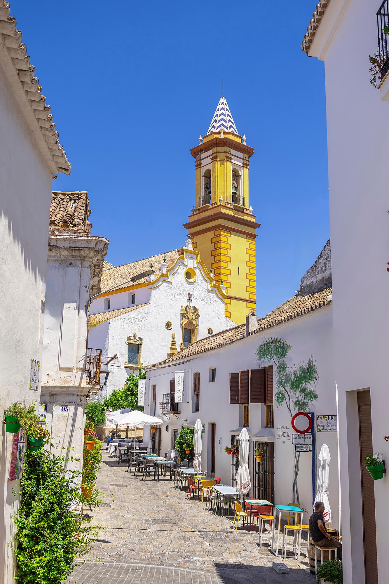 Rincón con campanario de los Remedios al fondo en Estepona.