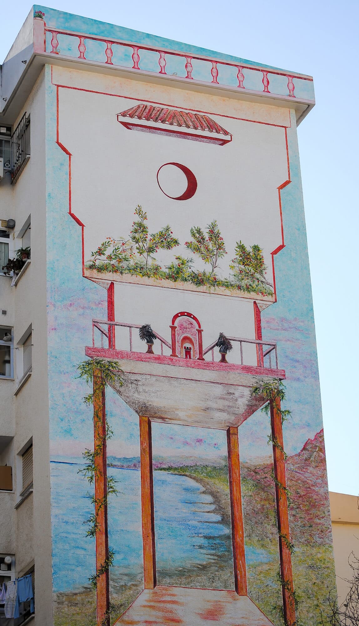 Mural 'Estepona Bermeja' en una fachada del casco.