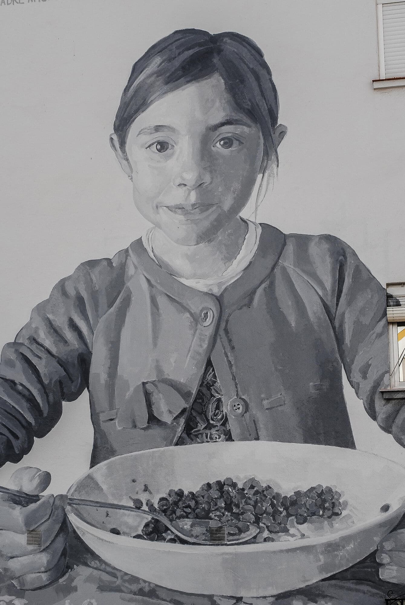 Mural 'Madre amorosa' en una calle de Estepona.