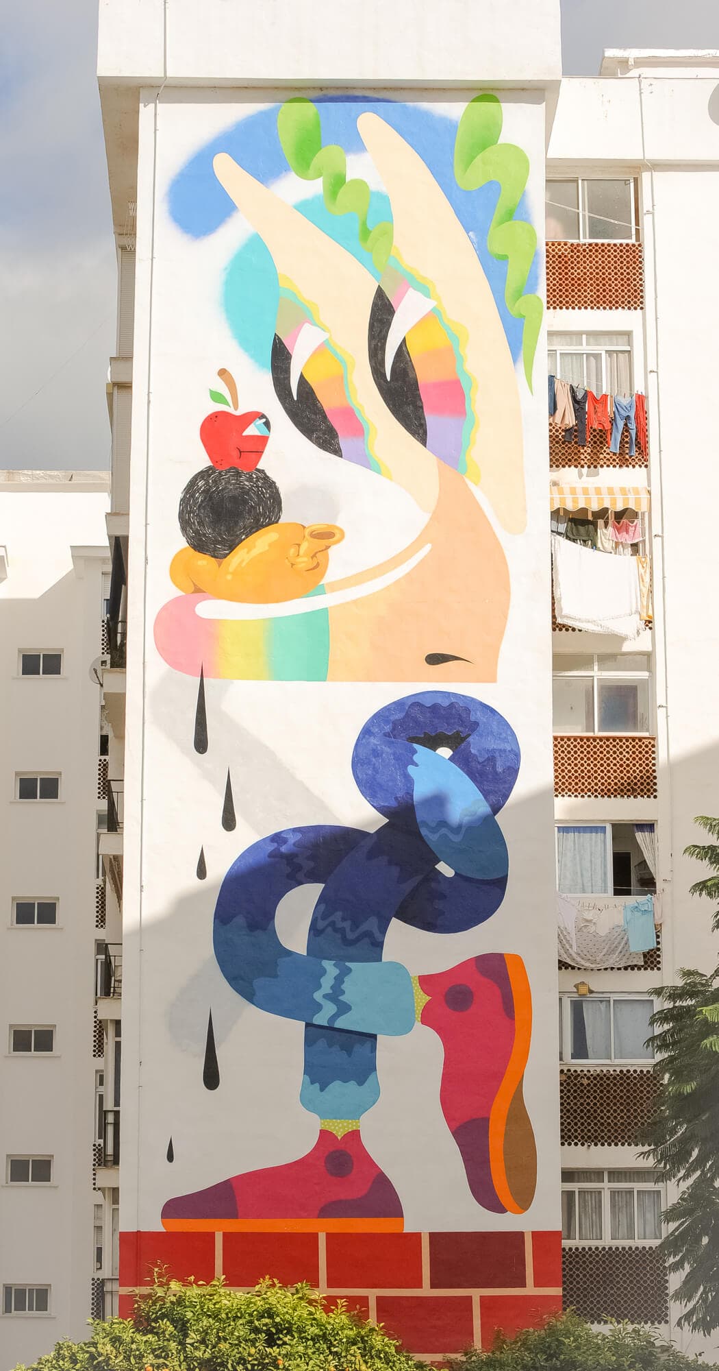 Keep on Tracking — mural de Nano4814 en Barriada Mar y Sierra, Estepona