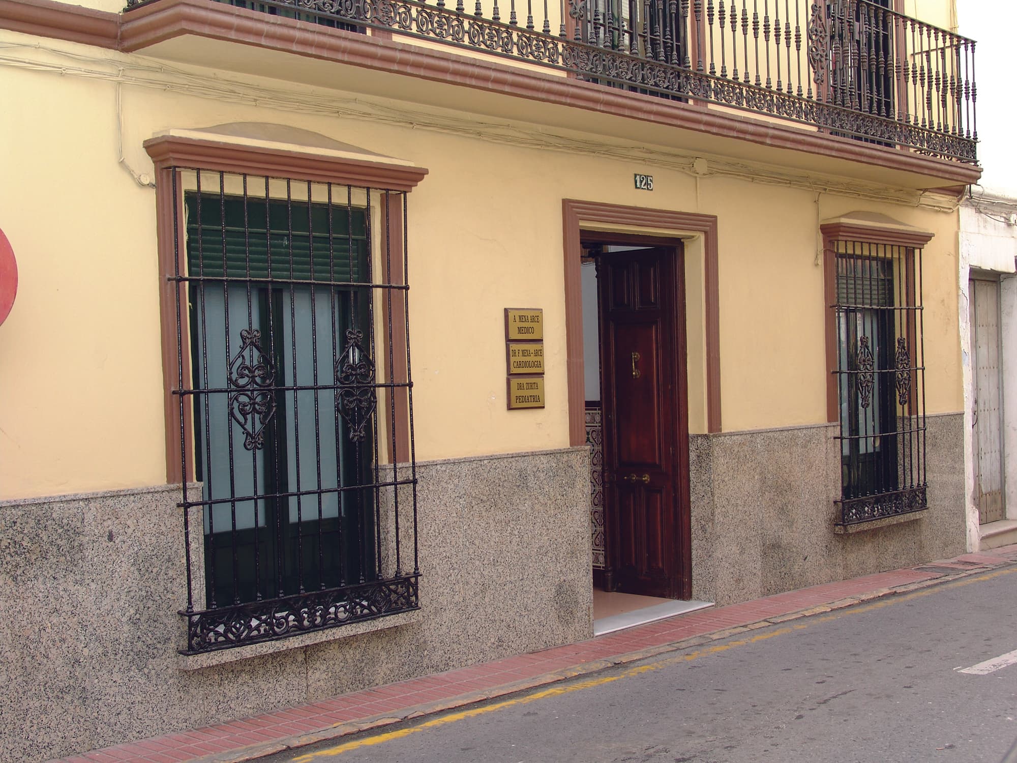 Fachada del edificio de la consulta familiar en Calle Caridad 125, Estepona