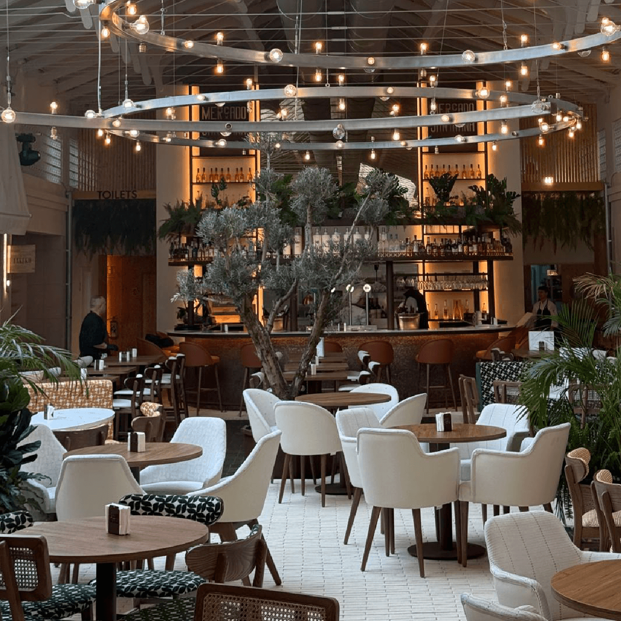 Interior de Mercado Santa Ana