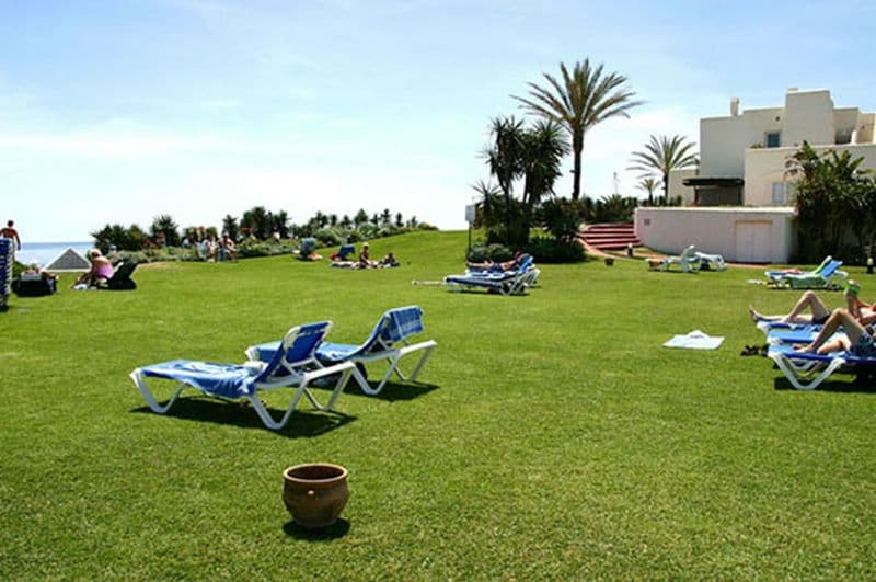 10.Grass-by-the-swimming-pool-and-the-beach