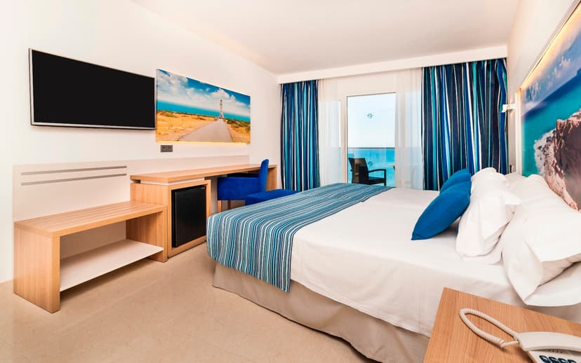 globales-playa-estepona-habitacion-doble-superior-vista-mar-formentera