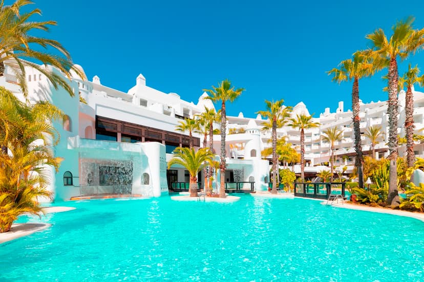 06Generalviewofthehotelandtheswimmingpool