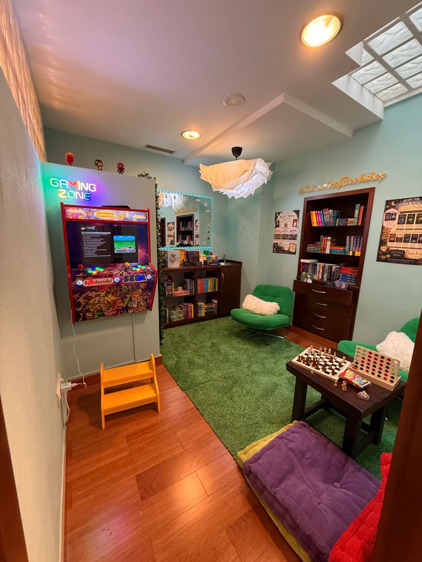 Rincón de juegos de Luna & Leaf, con recreativa y mesa de ajedrez