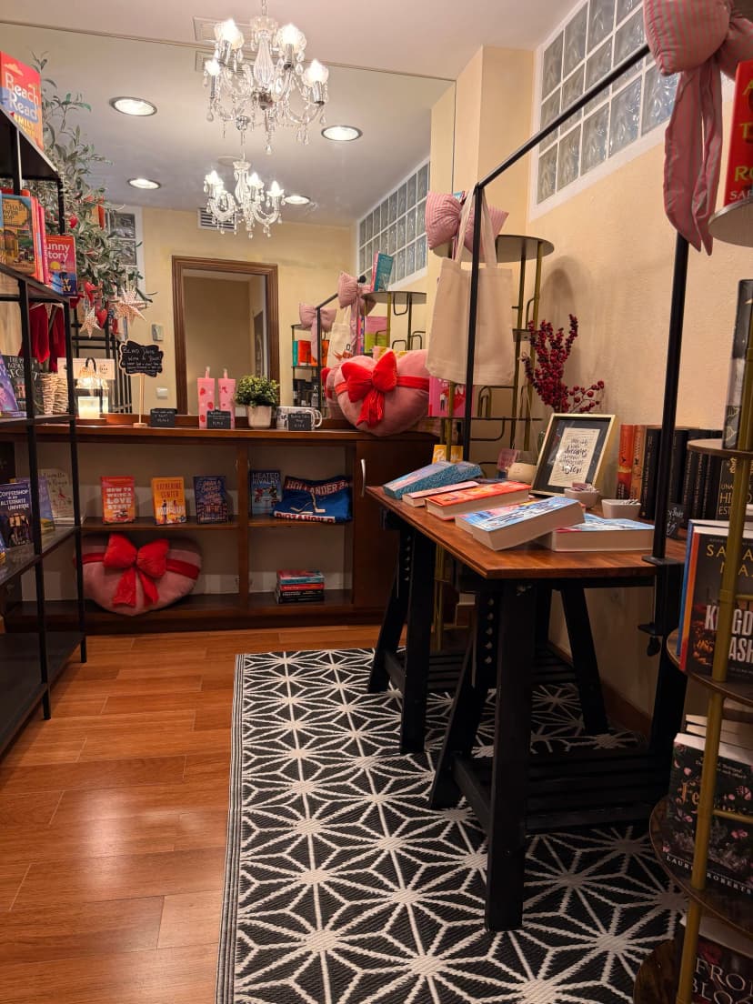 Sección de novela romántica y regalos en Luna & Leaf