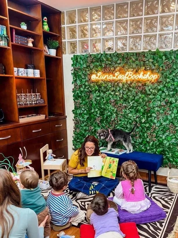 Cuentacuentos en Luna & Leaf con Noelle, la perra de la librería