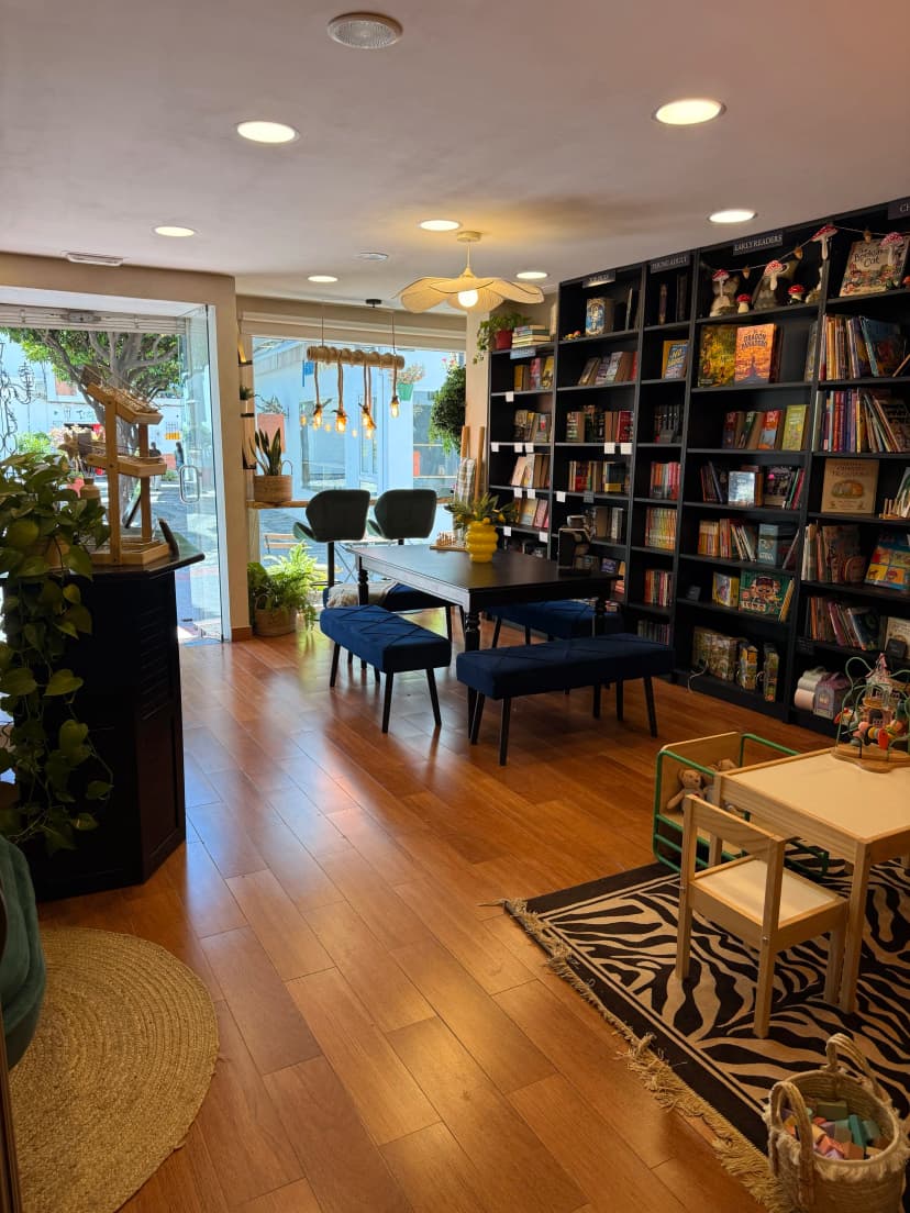 Interior de Luna & Leaf con estanterías de libros infantiles y juveniles