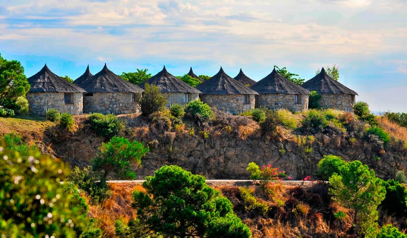 Poblado-Watu-Hotel-Selwo-Lodge-Selwo-Aventura