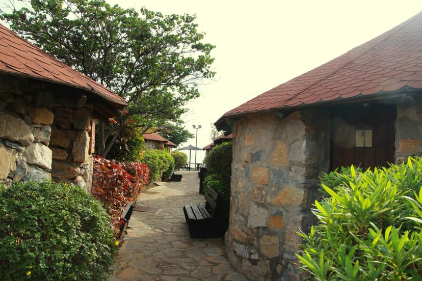 Exterior-cabañas-Watu-Hotel-Selwo-Lodge