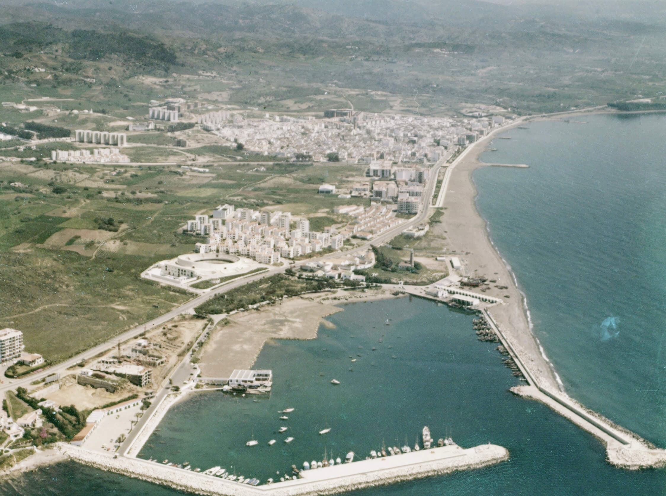 Vista aérea del Puerto de Estepona — imagen histórica