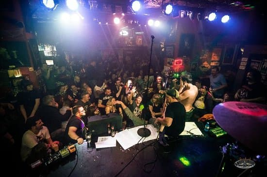 Público a un metro del micrófono en Louie Louie Live Estepona