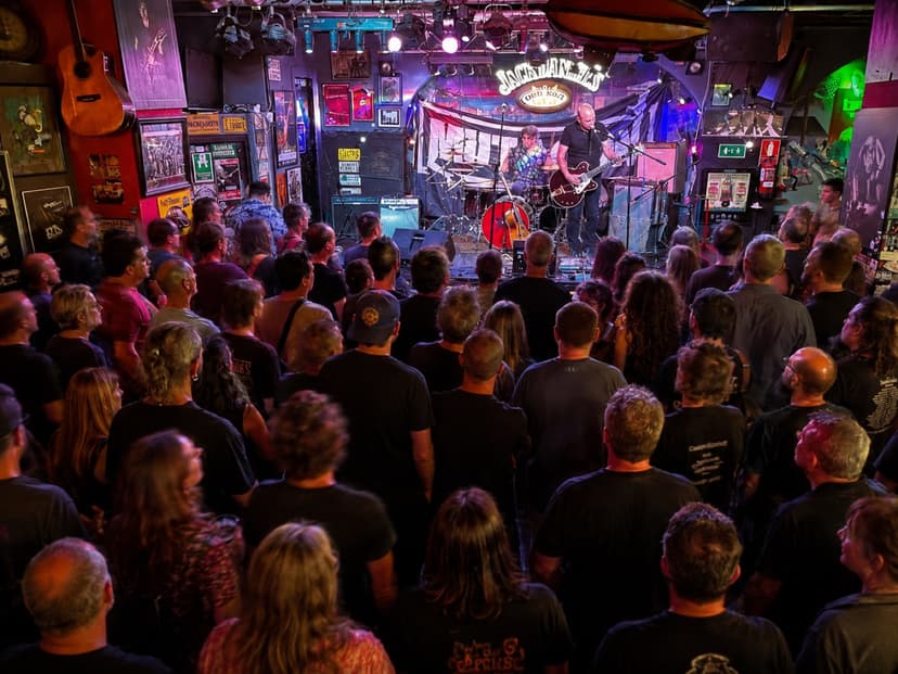 La sala de Louie Louie Live Estepona llena durante un concierto