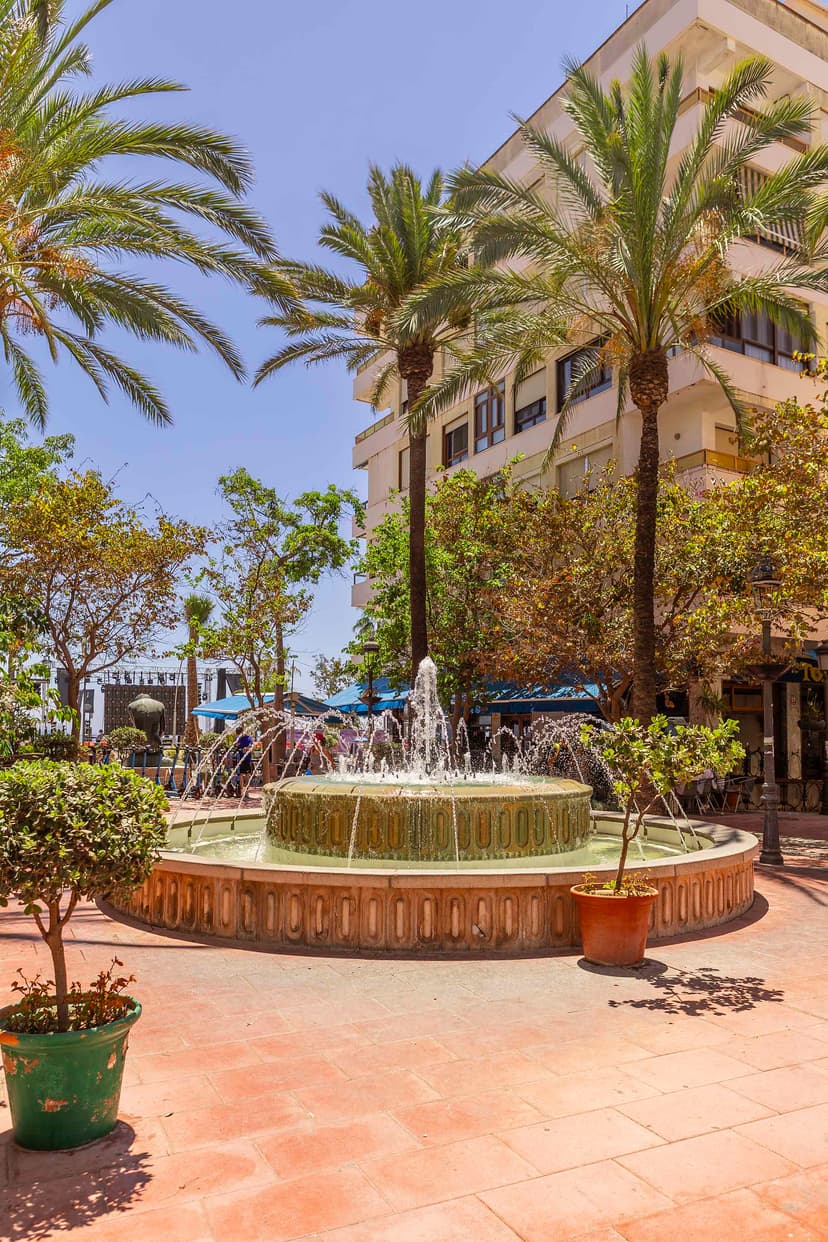 Fuente en la plaza de la zona del Bulevar de Estepona.