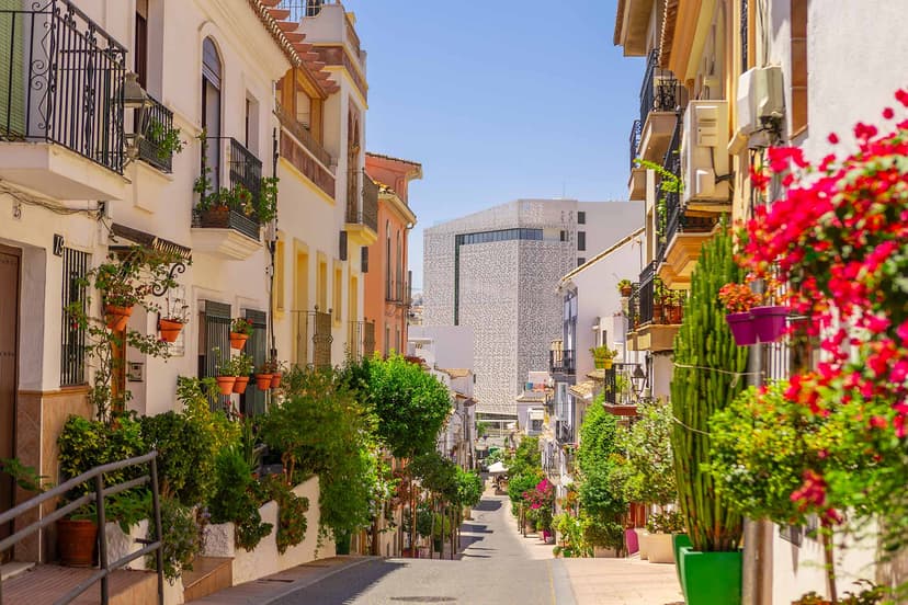 Calle del casco de Estepona con el Palacio de Congresos visible al fondo.