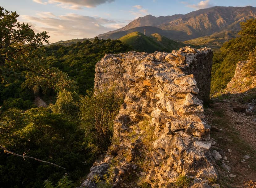 Murallas del Castillo el Nicio, fortaleza árabe del siglo IX en Estepona