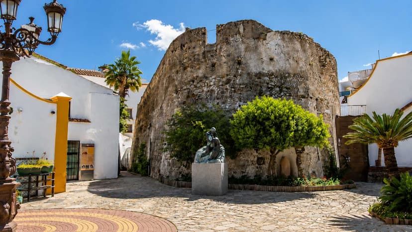 Castillo de San Luis, Estepona — muralla del siglo XVI en el casco histórico