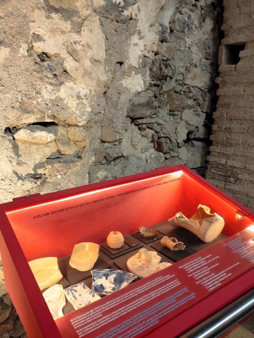Vitrina con piezas arqueológicas originales halladas durante las excavaciones del Castillo de San Luis