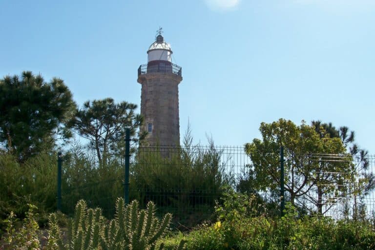 Faro de Punta Doncella con vistas al Estrecho