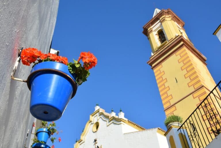 Torre de la Iglesia de los Remedios vista desde una calle del casco antiguo de Estepona