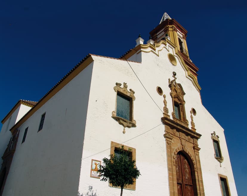 Portada de piedra de 1772 y torre de la Iglesia de los Remedios, Estepona