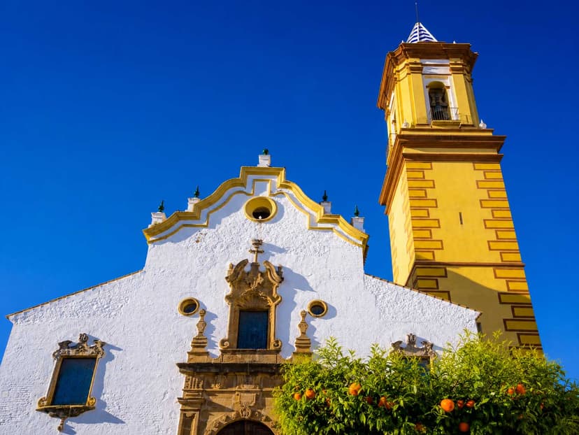 Fachada barroca y torre única de la Iglesia de los Remedios, Estepona
