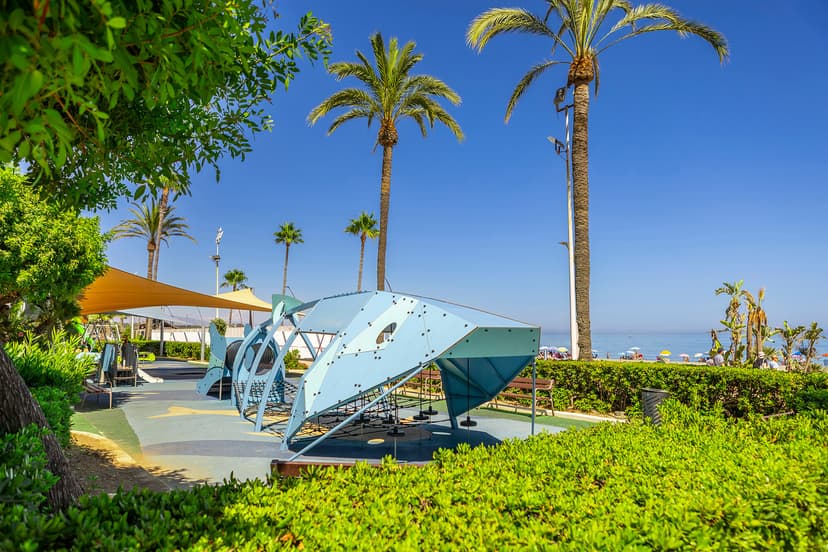 Parque infantil junto al mar en el Paseo Marítimo de Estepona.