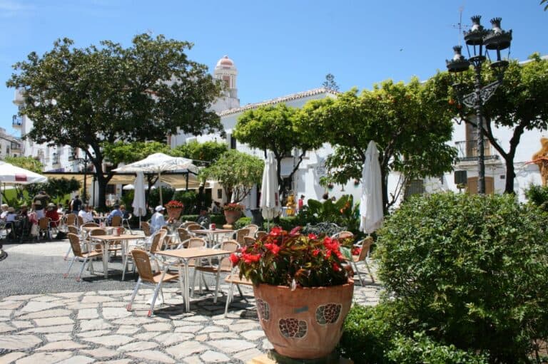 Vista lateral de la Plaza de las Flores, Estepona