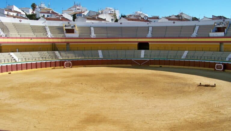 Vista frontal de la Plaza de Toros de Estepona
