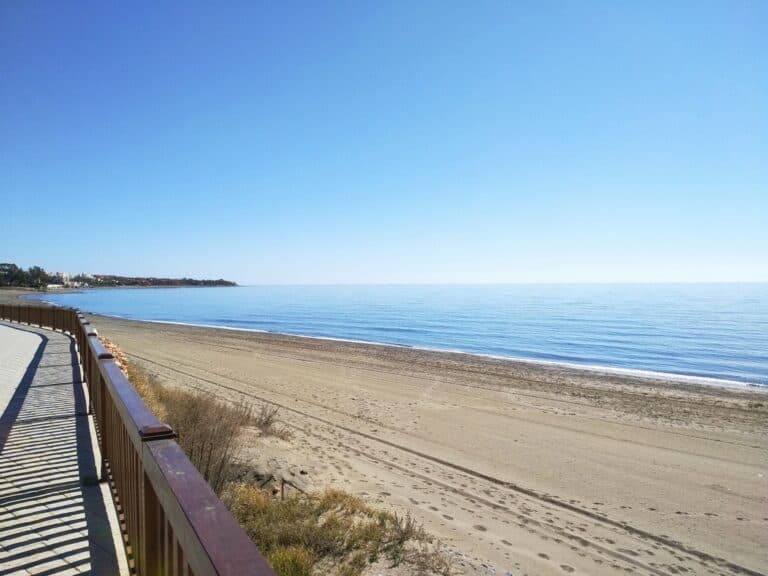 Senda Litoral junto a la playa, Estepona