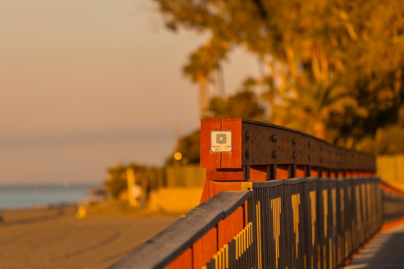 Senda Litoral al amanecer, Estepona — primera luz sobre el Mediterráneo