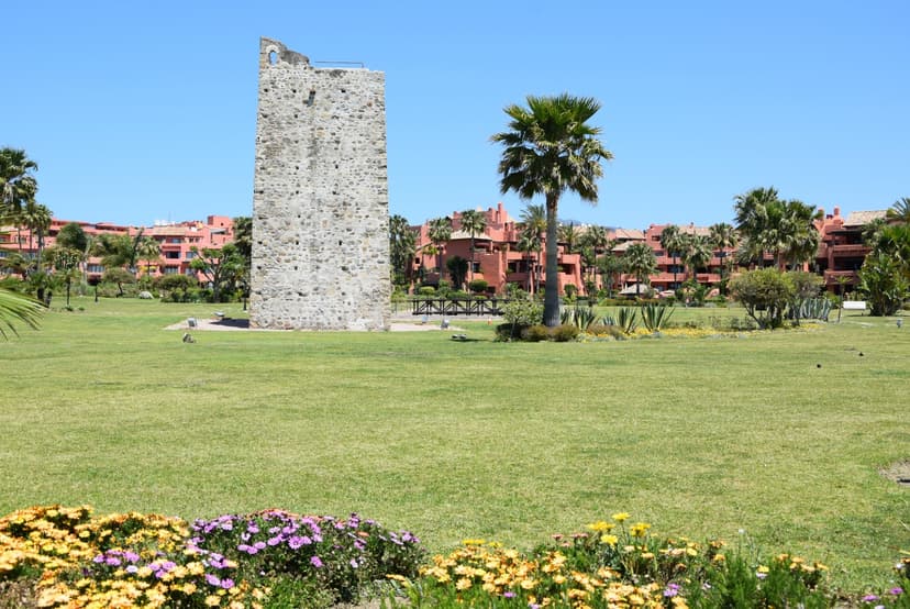 Torre almenara en la costa de Estepona