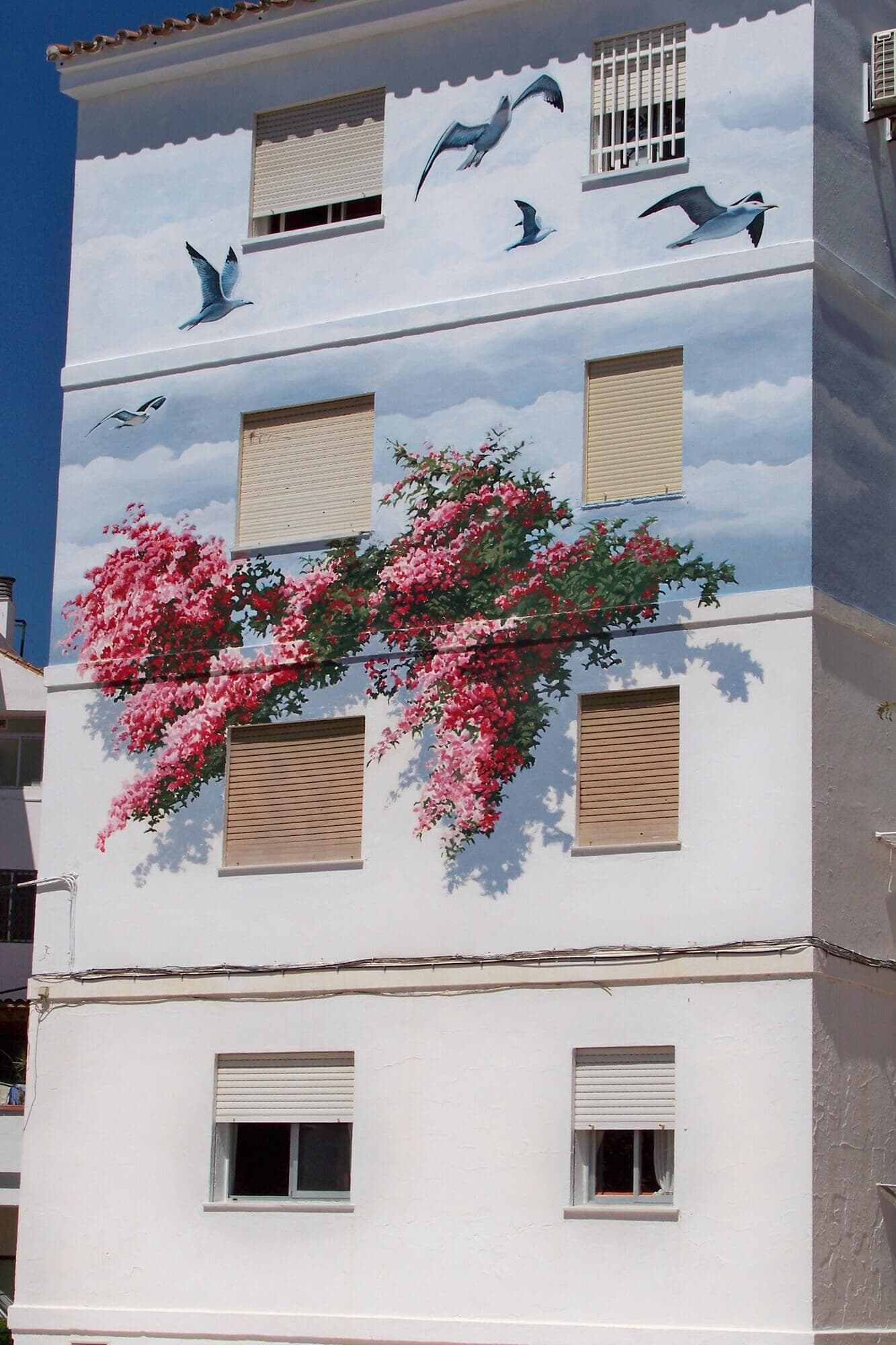 Reflejos del Jardín — mural de José Fernández Ríos en Avenida Los Poetas, Estepona