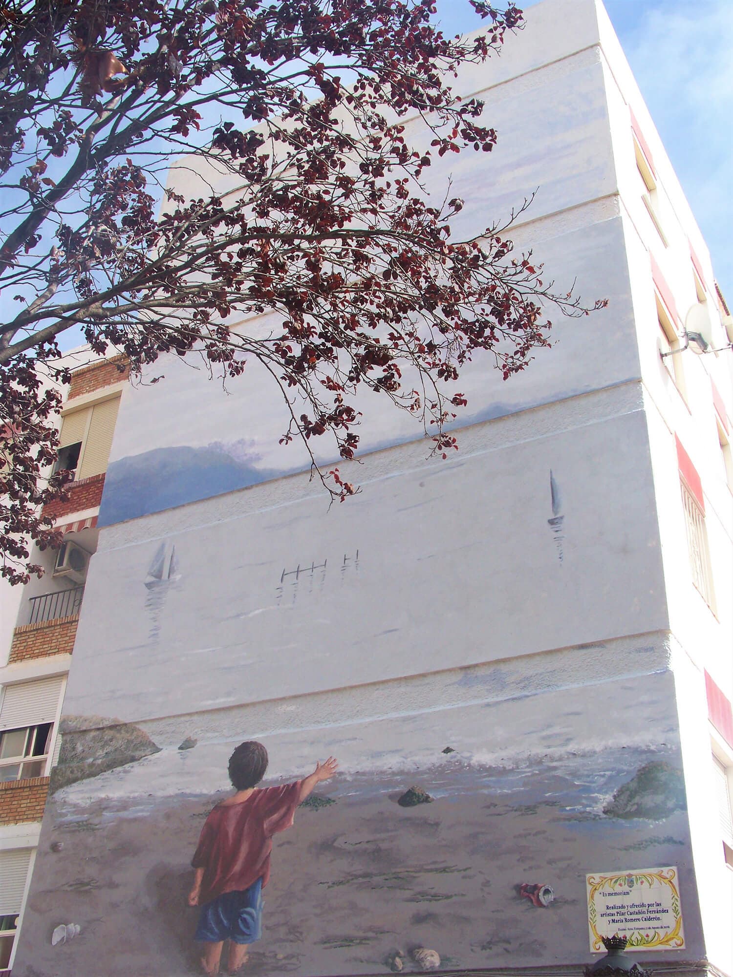 Mural "In Memoriam" de Pilar Castañón y María Romero en Estepona