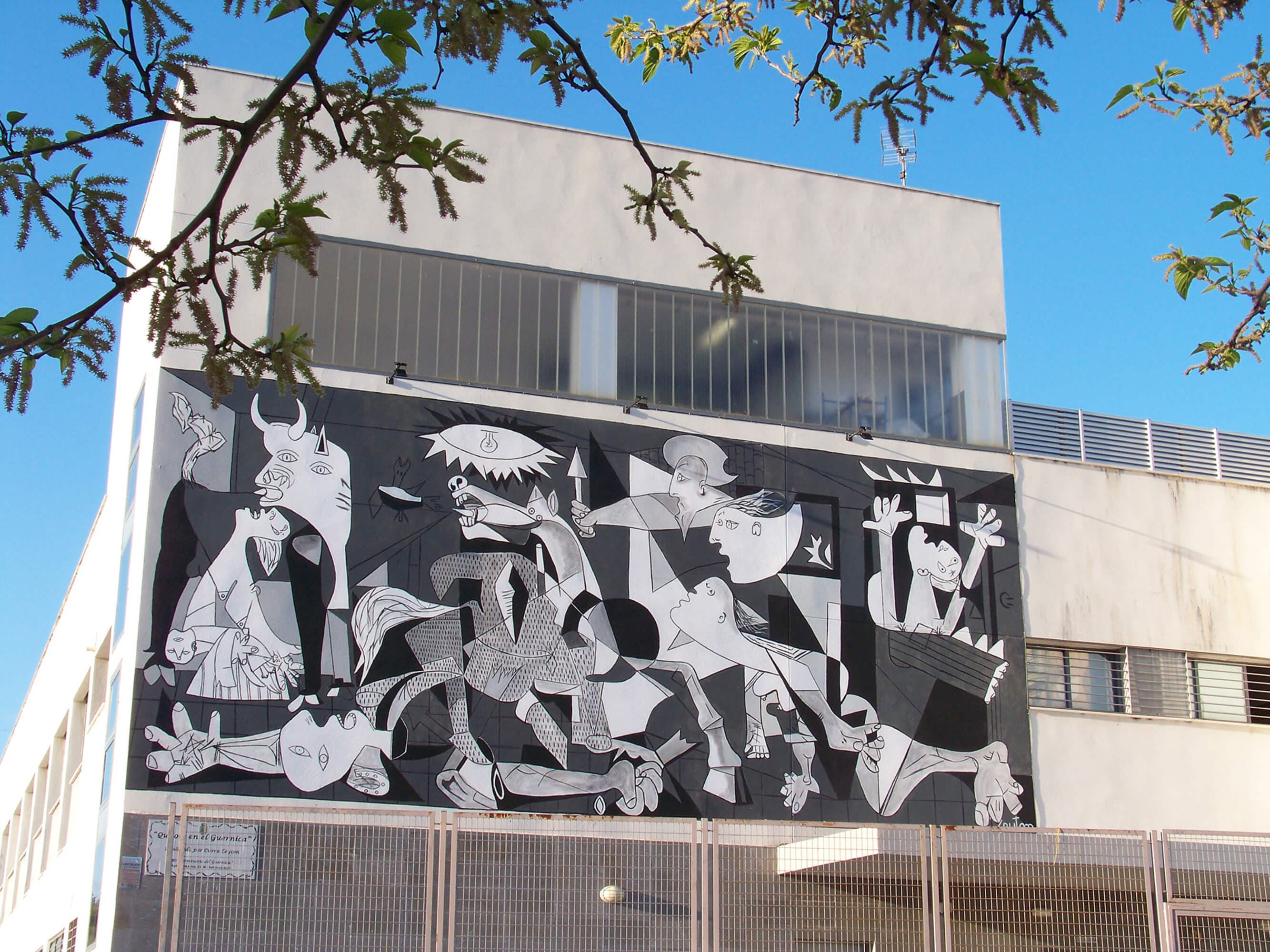 Mural "Quijote en la Guernica" de Curro Leyton en Estepona