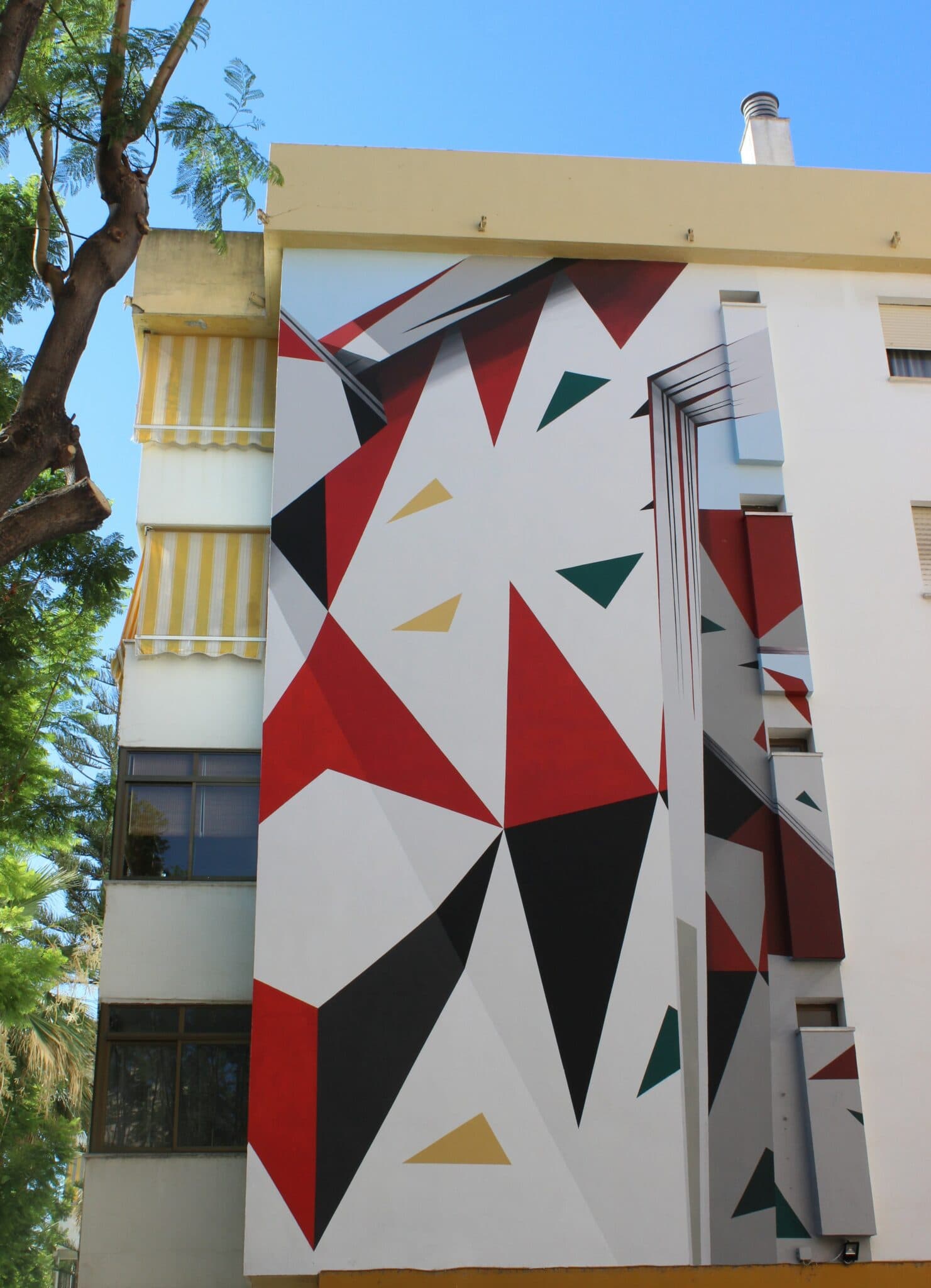 La Imagen Vuelta — mural de Fernando Clemente en Avenida Andalucía 57, Estepona