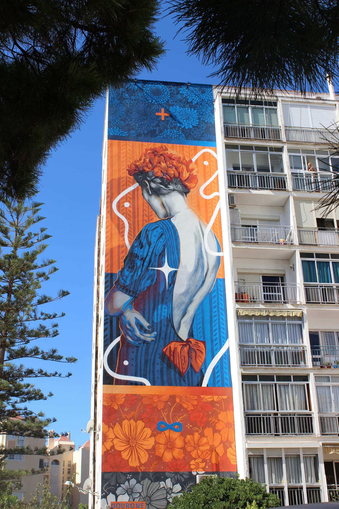 Mural "Llegando a tu Destino" de Dourone en Estepona