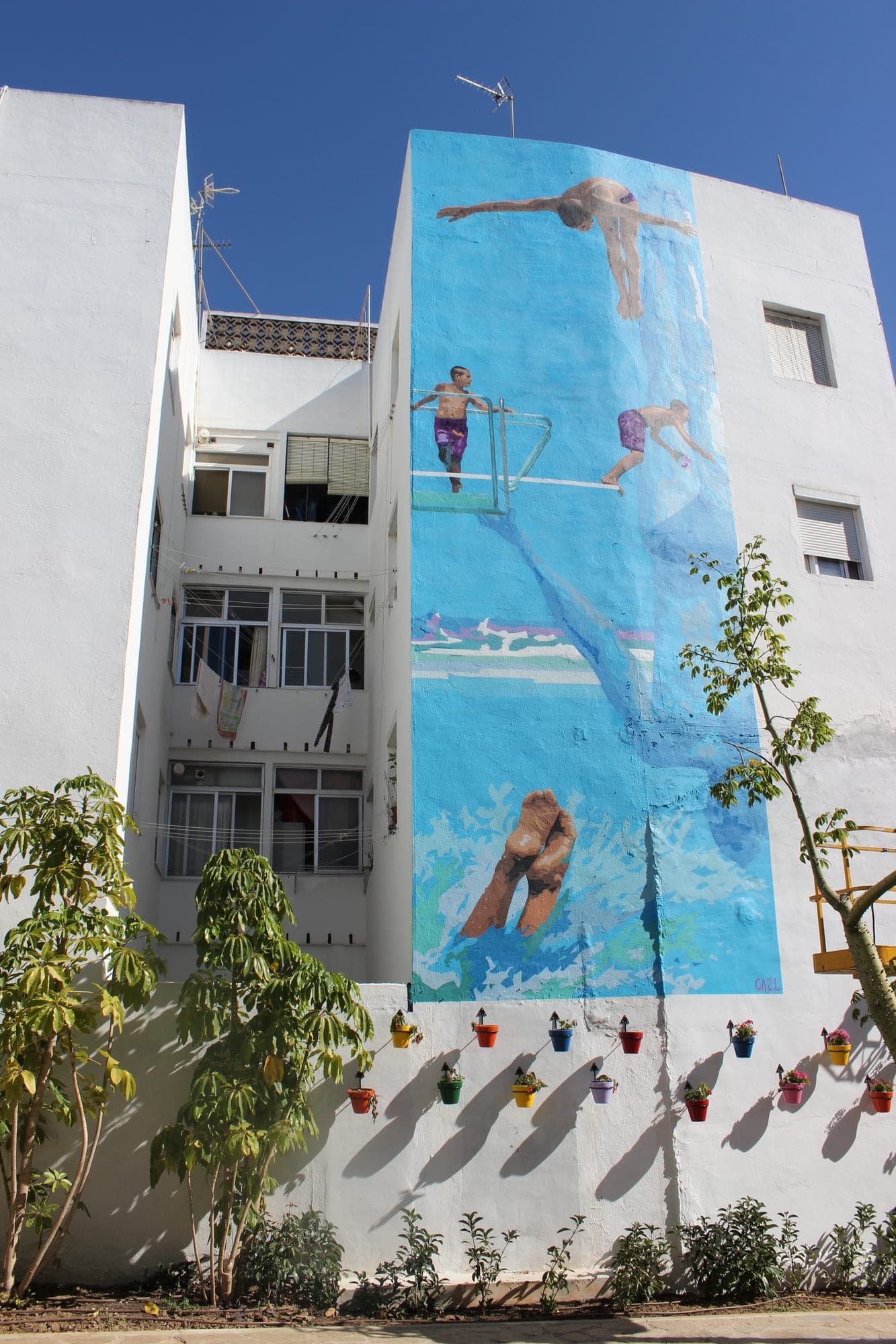 Mural "Jump into Blue" de Caz.L en Estepona