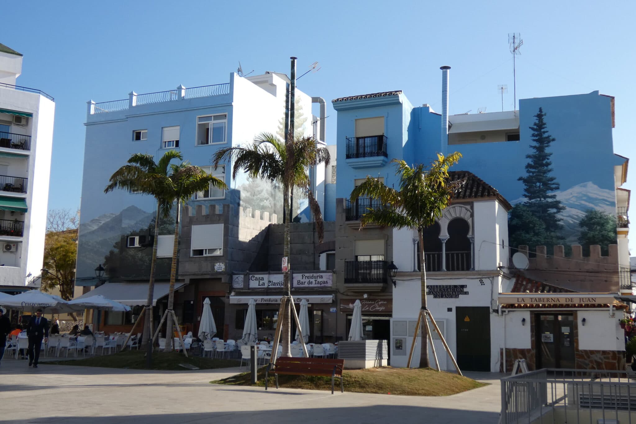 Recuerdos Orientales — mural de José Fernández Ríos en Plaza Antonio Guerrero, Estepona