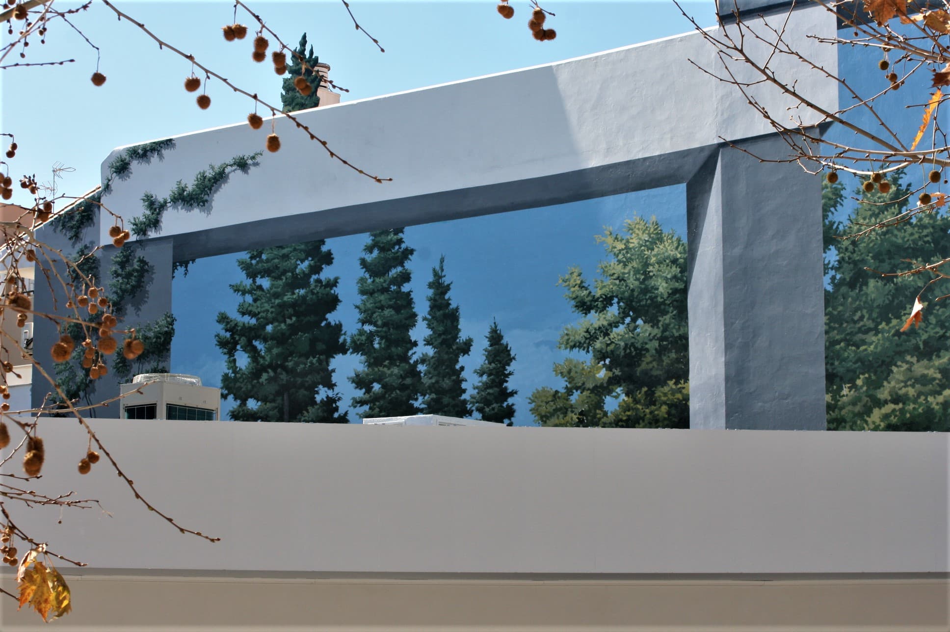 Pórticos del Cielo — mural de José Fernández Ríos en Avenida Andalucía 3, Estepona