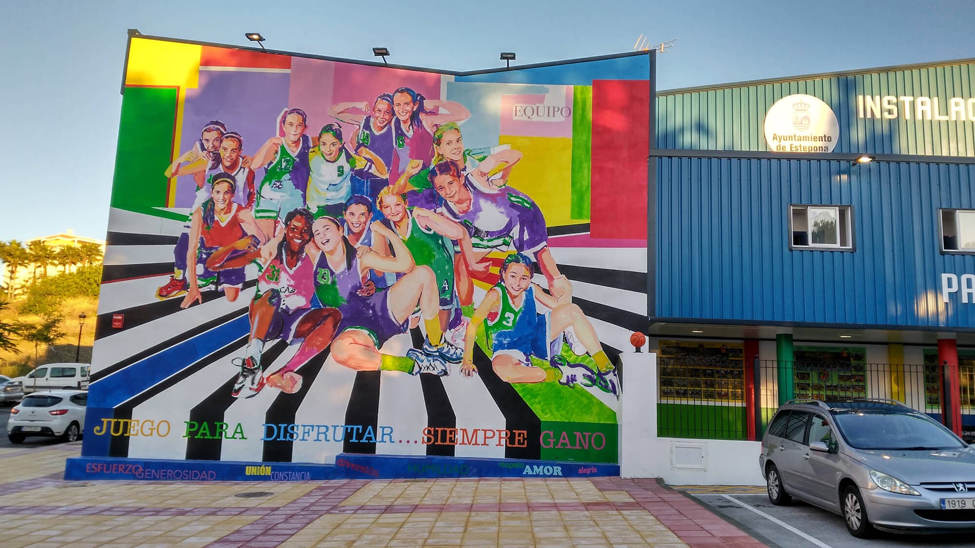 Mural "Espíritu de Equipo" de Paco Alarcón en Estepona