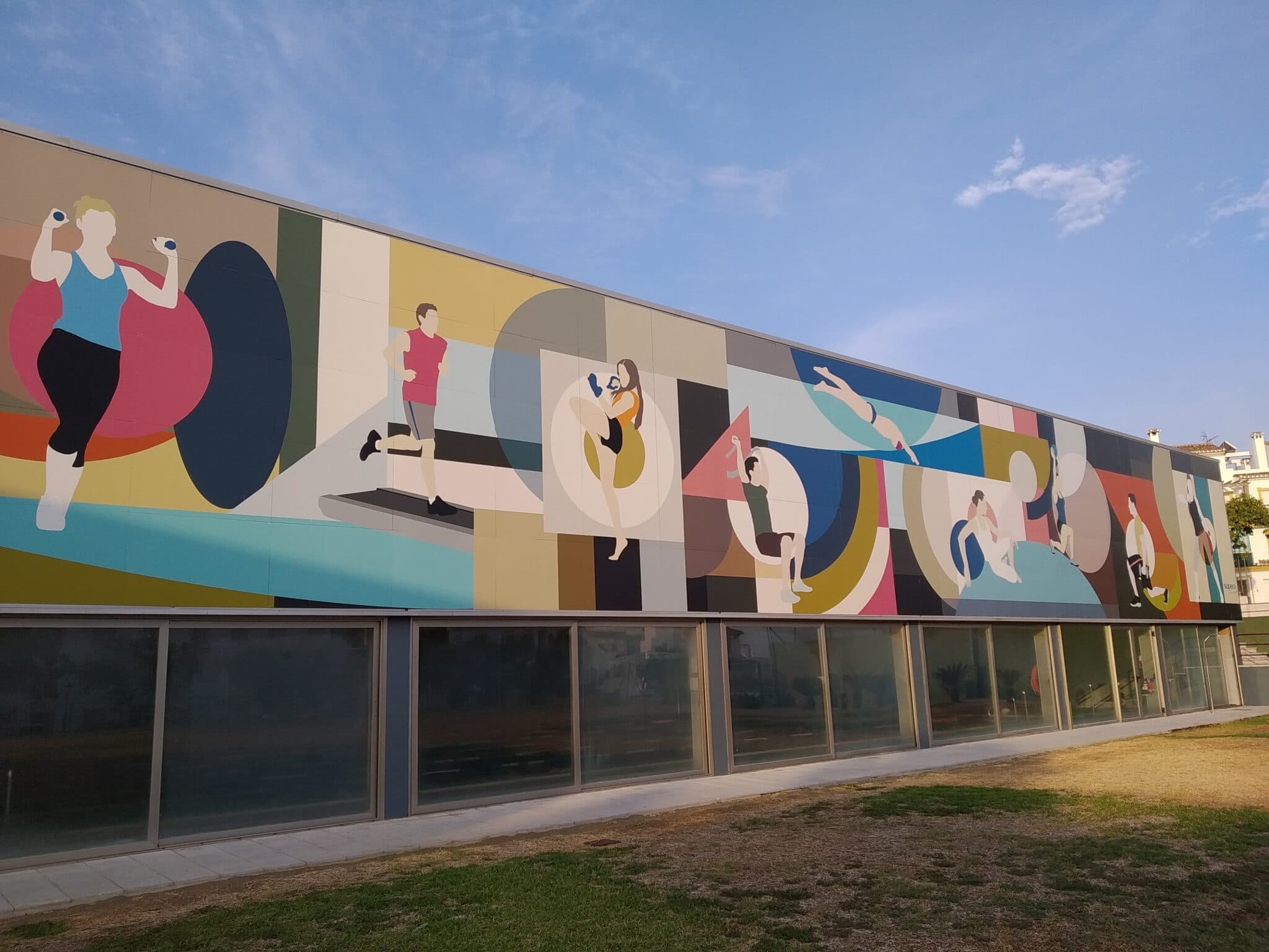 Deporte para Todos — mural de Félix García Álvarez en Centro José Ramón de la Morena, Estepona