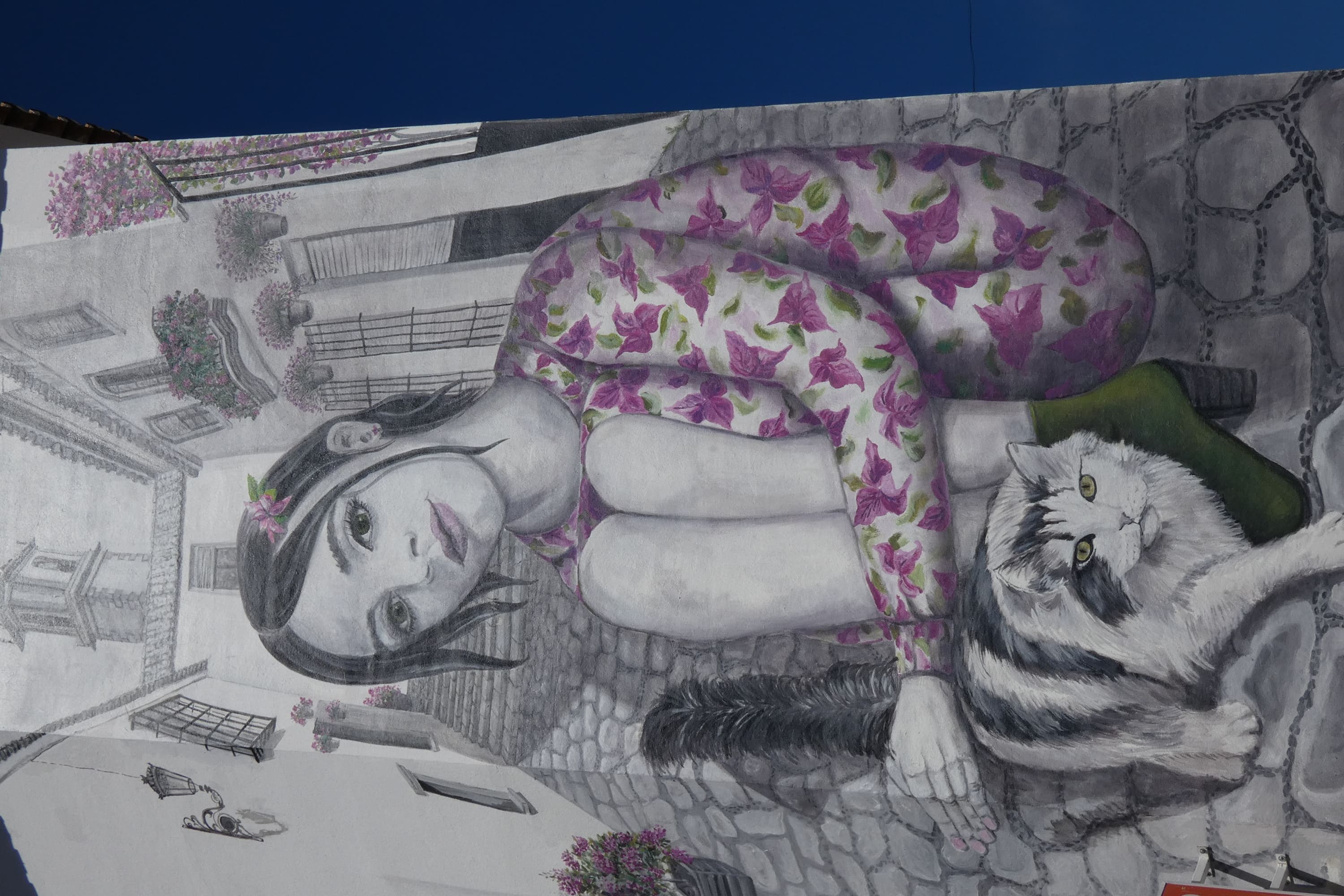 Mural "Estepona se Viste de Flores" de Susana Velasco Martínez en Estepona