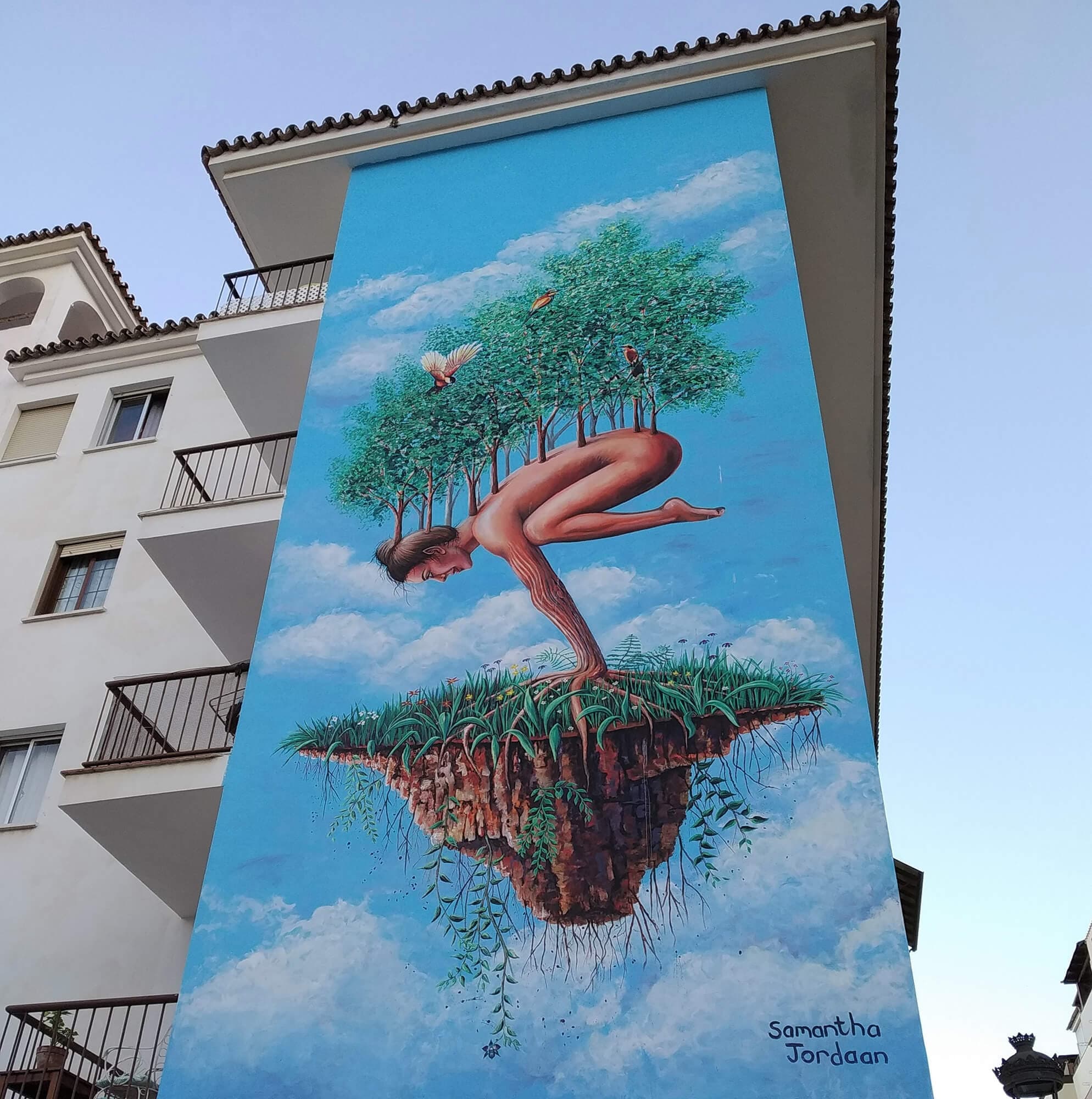 Mural "Nutrir" de Samantha Jordain en Estepona