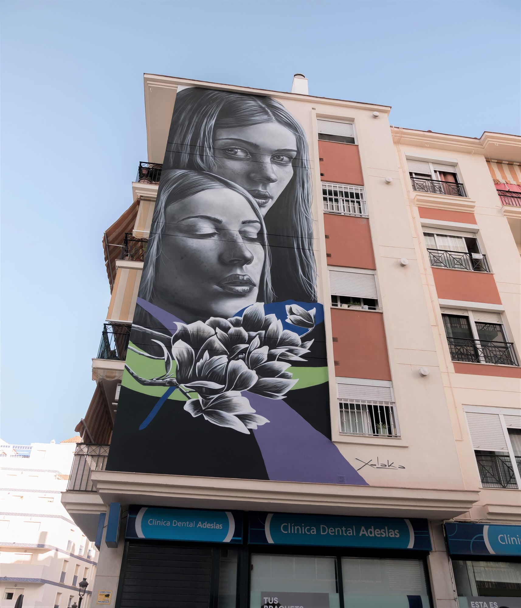 Mural "Momento Pasajero" de Ángel Caballero Rioja "XOLAKA" en Estepona